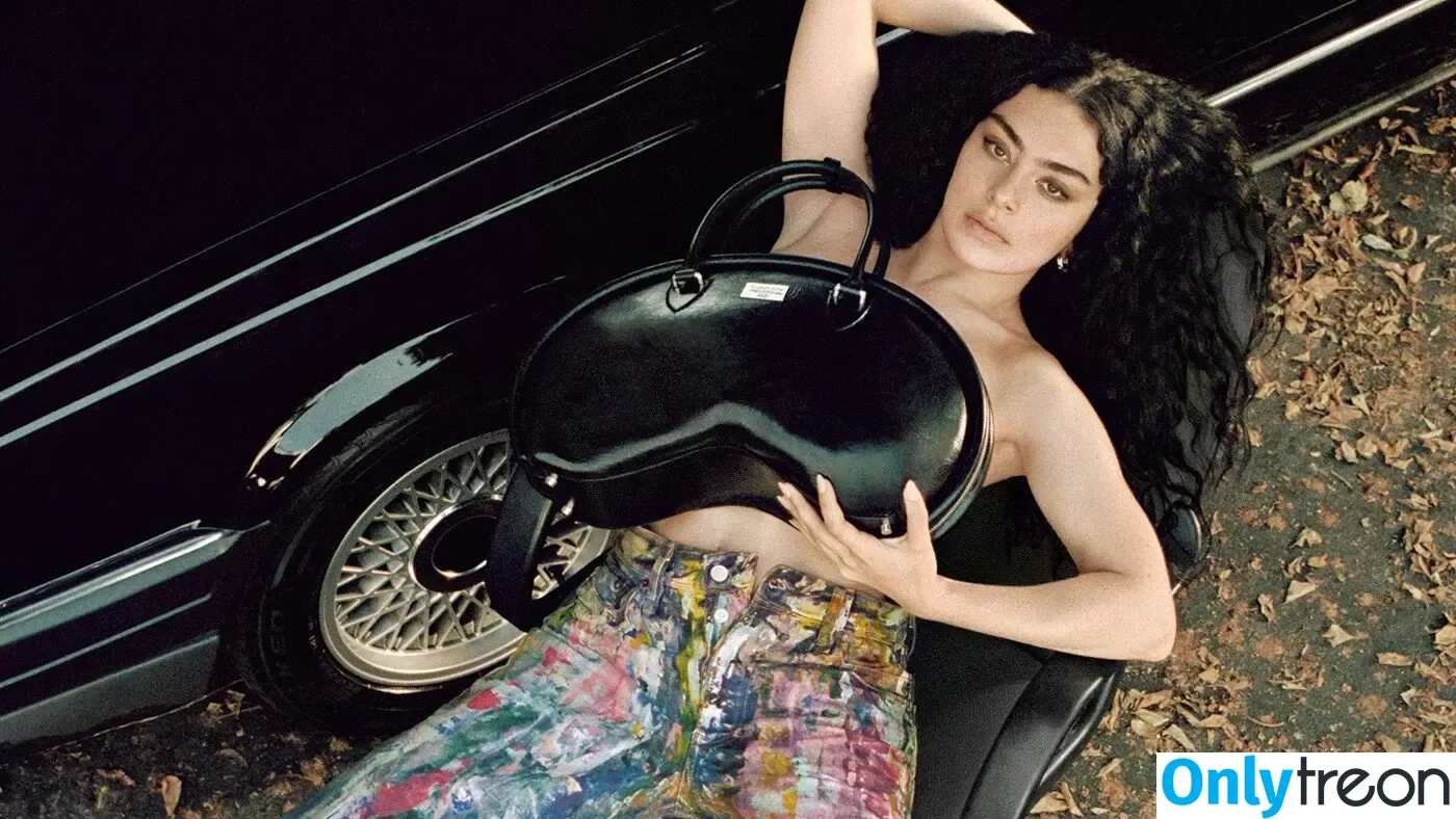 Charli XCX nude photo #2451 (charli_xcx / charlignarly)