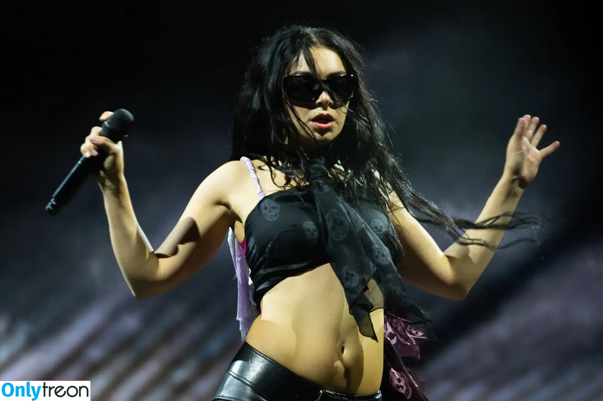 Charli XCX nude photo #3423 (charli_xcx / charlignarly)
