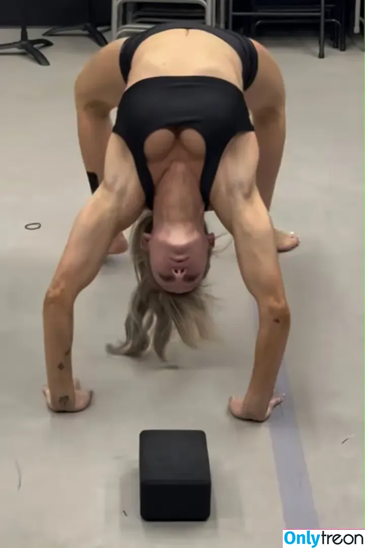 Charlotte Flair nude photo #1133 (WWE / charlottewwe)