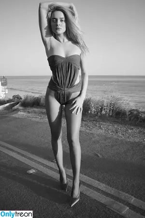 Charlotte Lawrence / charlotteslawrence nude photo #0379