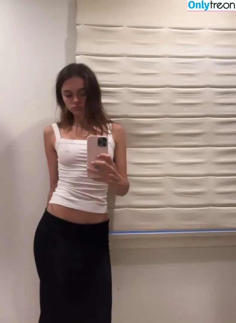 Charlotte Lawrence nude photo #0002 (charlotteslawrence)