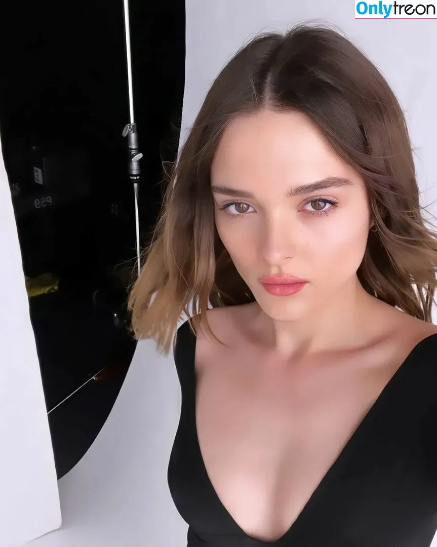 Charlotte Lawrence nude photo #0022 (charlotteslawrence)
