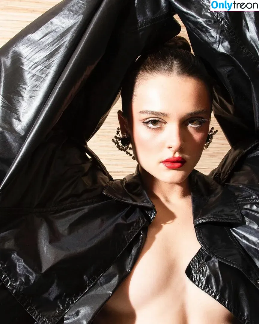 Charlotte Lawrence nude photo #0204 (charlotteslawrence)