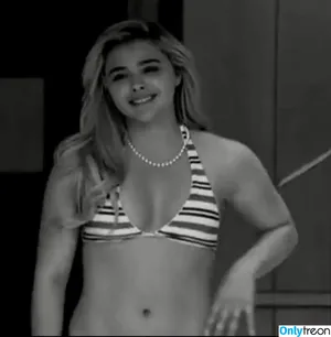 Chloë Grace Moretz / chloegmoretz nude photo #0001