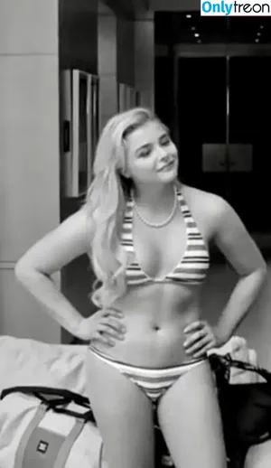 Chloë Grace Moretz / chloegmoretz nude photo #0004
