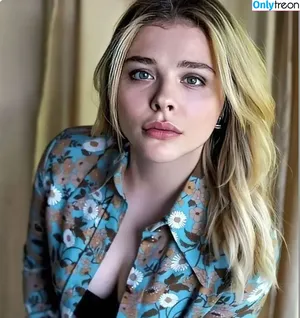 Chloë Grace Moretz / chloegmoretz nude photo #0007