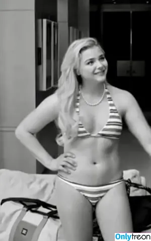 Chloë Grace Moretz / chloegmoretz nude photo #0008
