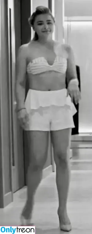 Chloë Grace Moretz / chloegmoretz nude photo #0011