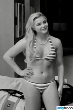Chloë Grace Moretz / chloegmoretz nude photo #0012