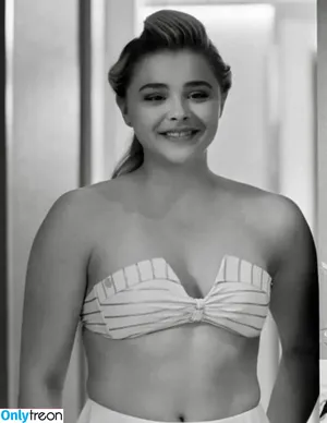Chloë Grace Moretz / chloegmoretz nude photo #0013
