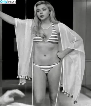 Chloë Grace Moretz / chloegmoretz nude photo #0014