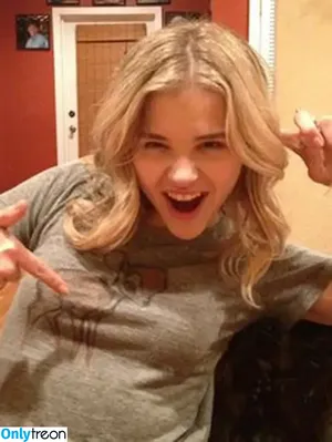 Chloë Grace Moretz / chloegmoretz nude photo #0016