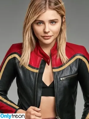 Chloë Grace Moretz / chloegmoretz nude photo #0031