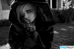 Chloë Grace Moretz / chloegmoretz nude photo #0032