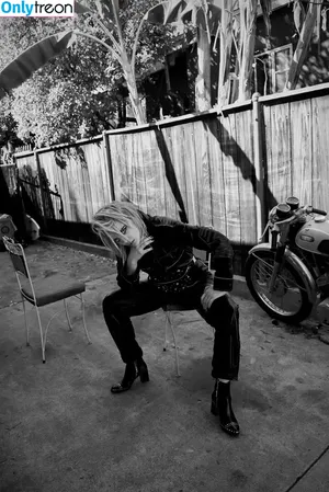 Chloë Grace Moretz / chloegmoretz nude photo #0035
