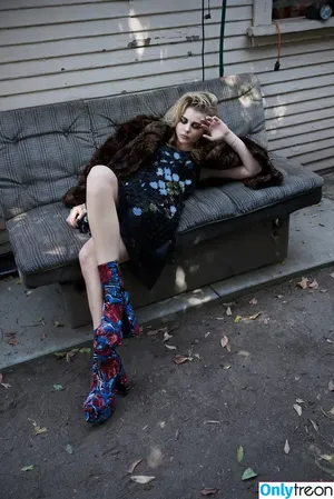 Chloë Grace Moretz / chloegmoretz nude photo #0037