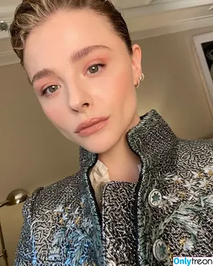 Chloë Grace Moretz / chloegmoretz nude photo #0041