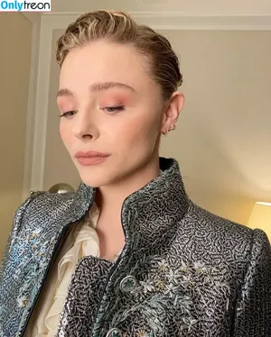 Chloë Grace Moretz / chloegmoretz nude photo #0042