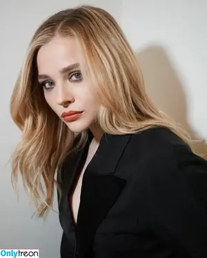 Chloë Grace Moretz / chloegmoretz nude photo #0049