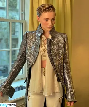 Chloë Grace Moretz / chloegmoretz nude photo #0057