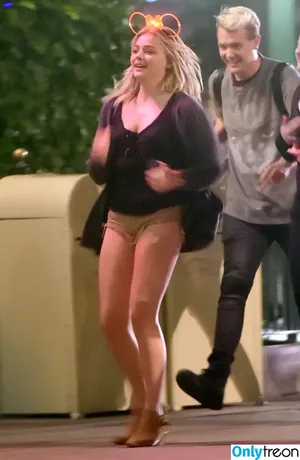 Chloë Grace Moretz / chloegmoretz nude photo #0088