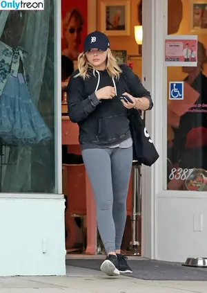 Chloë Grace Moretz / chloegmoretz nude photo #0100