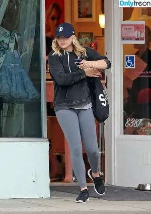 Chloë Grace Moretz / chloegmoretz nude photo #0102