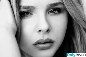 Chloë Grace Moretz / chloegmoretz nude photo #0111
