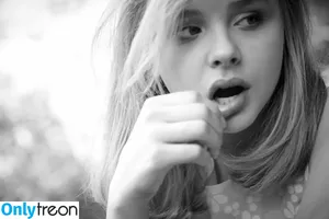 Chloë Grace Moretz / chloegmoretz nude photo #0113