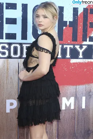 Chloë Grace Moretz / chloegmoretz nude photo #0154