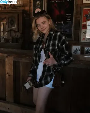 Chloë Grace Moretz / chloegmoretz nude photo #0173