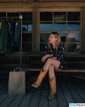 Chloë Grace Moretz / chloegmoretz nude photo #0174