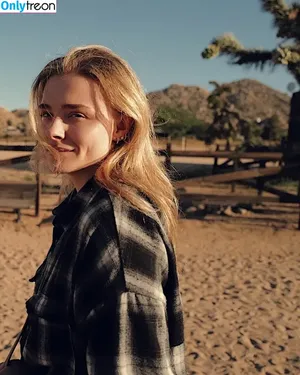 Chloë Grace Moretz / chloegmoretz nude photo #0176