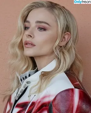 Chloë Grace Moretz / chloegmoretz nude photo #0179