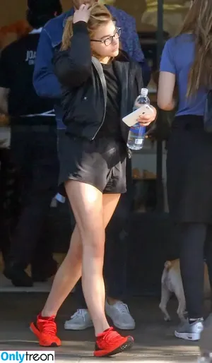 Chloë Grace Moretz / chloegmoretz nude photo #0193