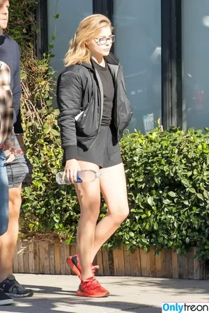 Chloë Grace Moretz / chloegmoretz nude photo #0201