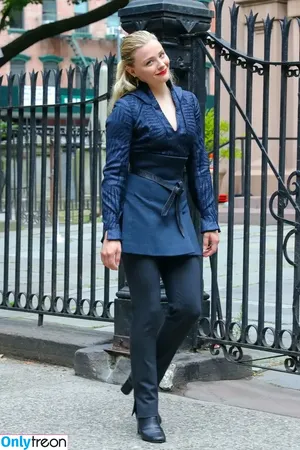 Chloë Grace Moretz / chloegmoretz nude photo #0216