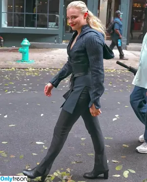 Chloë Grace Moretz / chloegmoretz nude photo #0222