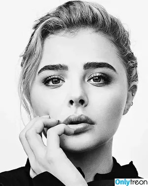 Chloë Grace Moretz / chloegmoretz nude photo #0244