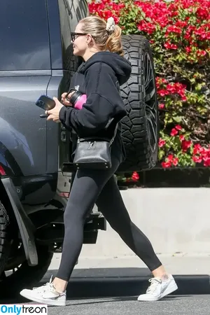 Chloë Grace Moretz / chloegmoretz nude photo #0265