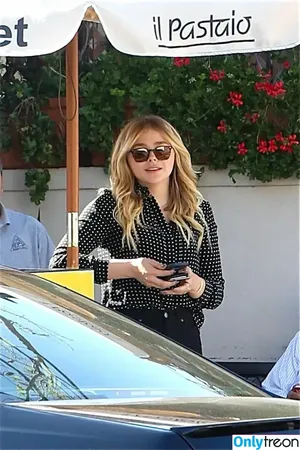 Chloë Grace Moretz / chloegmoretz nude photo #0280