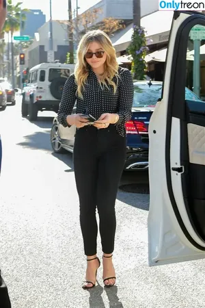 Chloë Grace Moretz / chloegmoretz nude photo #0282