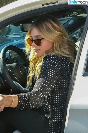 Chloë Grace Moretz / chloegmoretz nude photo #0295