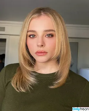 Chloë Grace Moretz / chloegmoretz nude photo #0321
