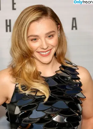 Chloë Grace Moretz / chloegmoretz nude photo #0325