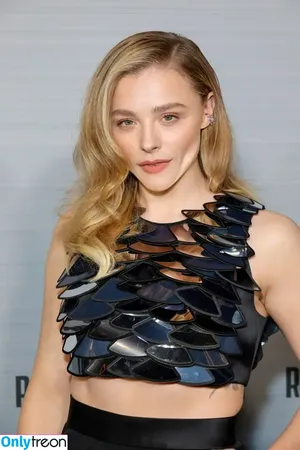 Chloë Grace Moretz / chloegmoretz nude photo #0327