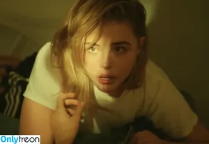 Chloë Grace Moretz / chloegmoretz nude photo #0332