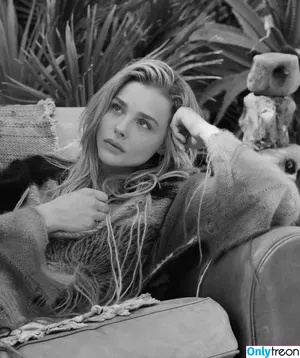 Chloë Grace Moretz / chloegmoretz nude photo #0352
