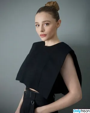 Chloë Grace Moretz / chloegmoretz nude photo #0364