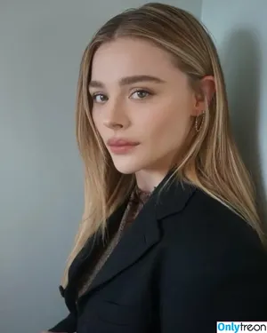 Chloë Grace Moretz / chloegmoretz nude photo #0371